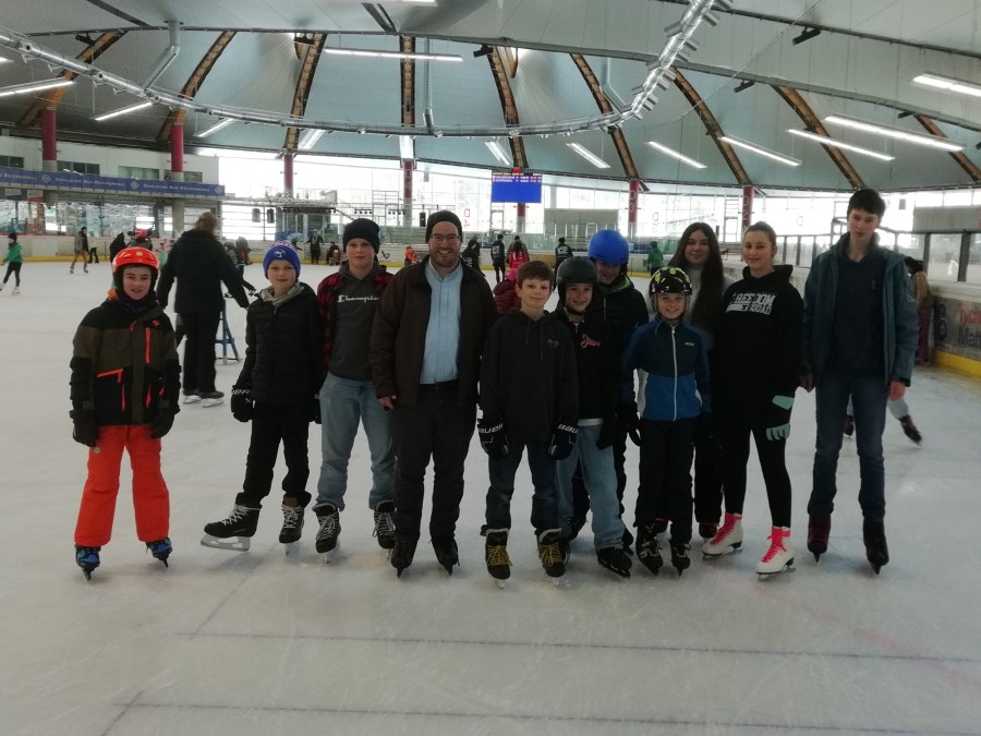 Ministranten beim Schlittschuhlaufen in der Max Aicher Arena