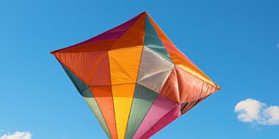 Bunter Lenkdrachen vor blauem Himmel