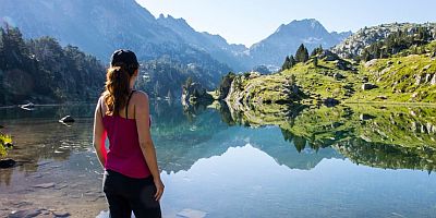 Junge Frau vor Berglandschaft