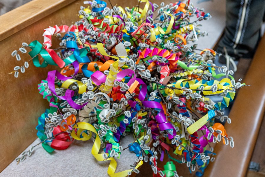 Bunte Palmbuschen in einer Kirchenbank