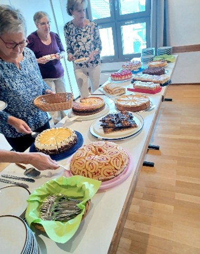 ältere Generation Kuchenbüfet