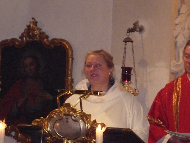 Diakon Alfred Stadler und Gemeindereferentin Ruth Pitz- Schmidhuber erklärten die 6 Krüge