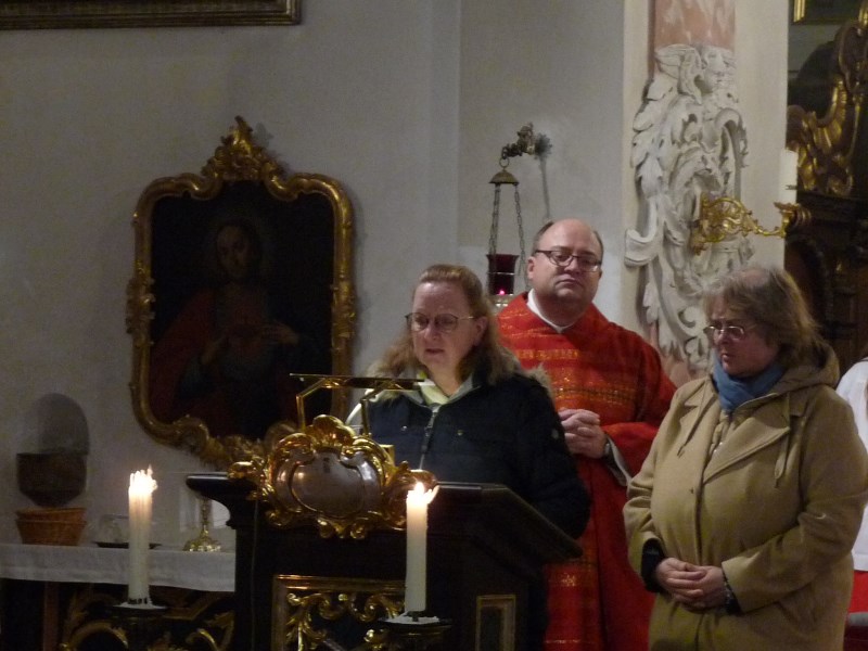 Barbara Pretzer und Christine Schmid lesen die Fürbitten