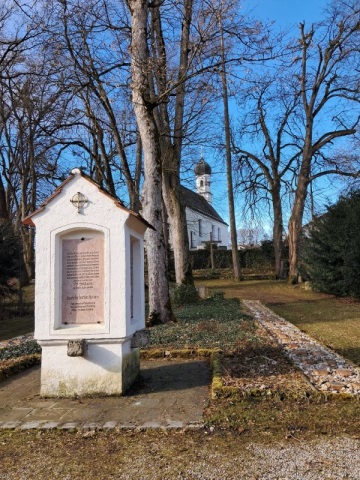 Ort der Stille mit St. Martin im Hintergrund