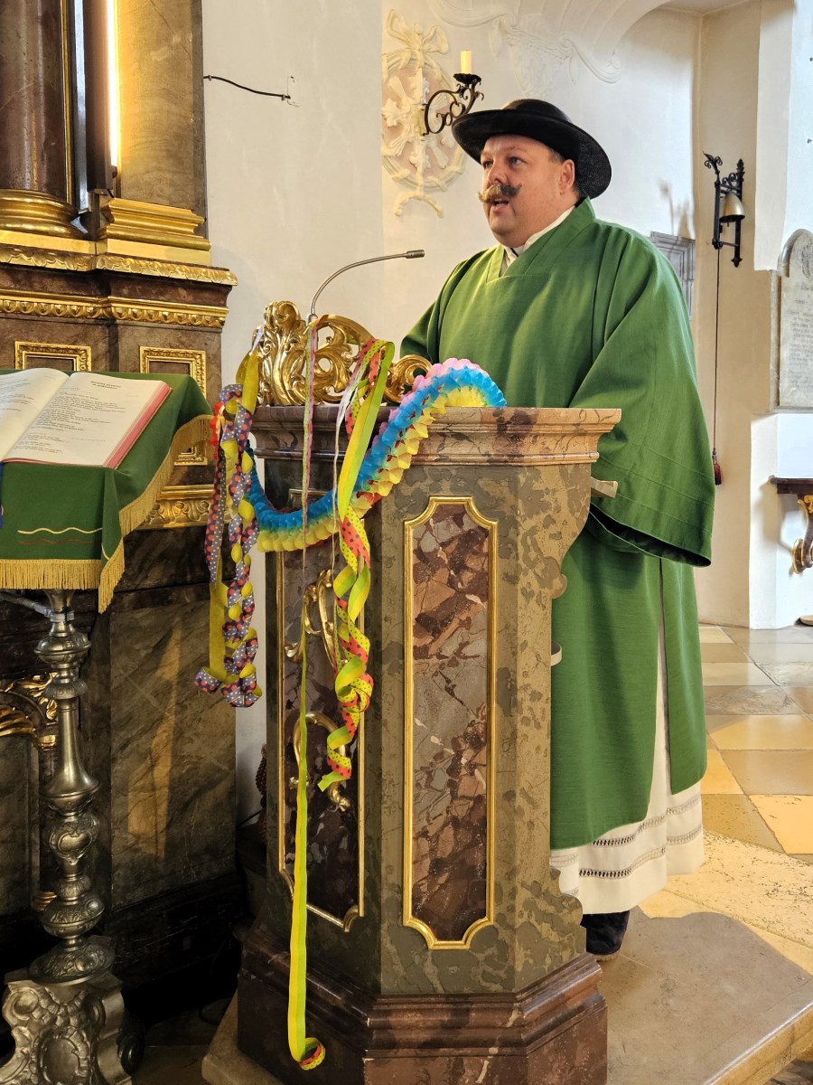 Andreas Nieder als predigender Peppone