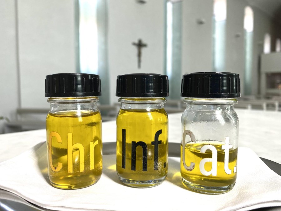 drei gläserne Fläschchen mit den Ölen