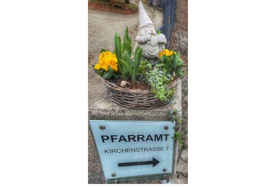 2025-03-Eingang_zum_Pfarramt