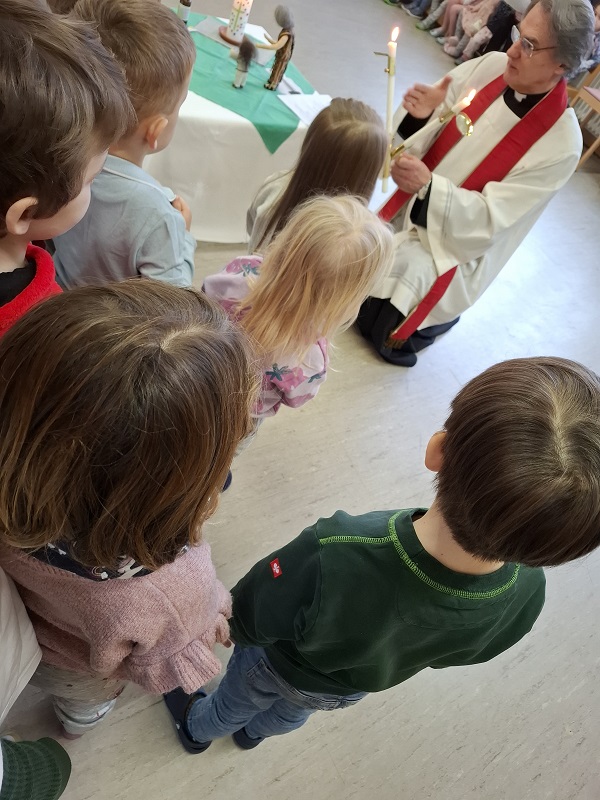 Herr Pfarrer Bartkowski spendet den Blasiussegen.