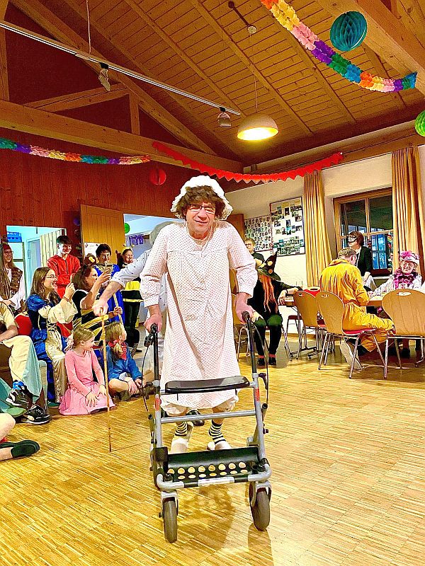 Gute Stimmung beim Pfarrfasching am 14.02.25 in St. Pius X.