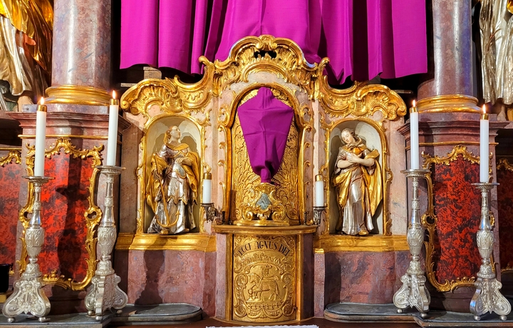 Hochaltar in der Fastenzeit