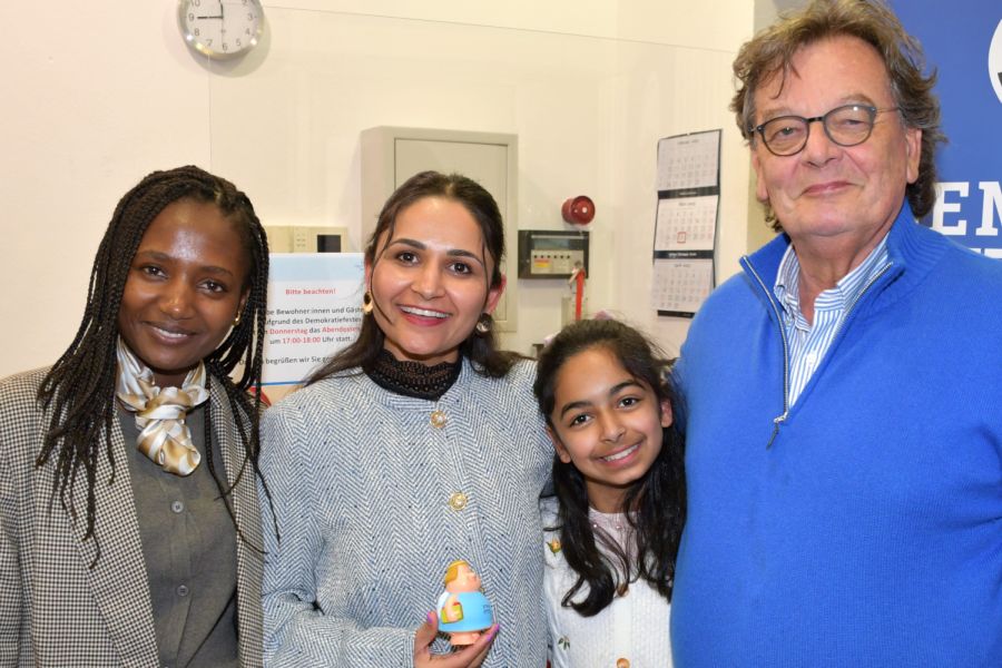 Zahnarzt Dr. Wolfgang Schmid (rechts) mit seiner früheren Azubine Elahe Damani (2. von links), deren Tochter und seiner aktuellen Auszubildenden Elisabeth (links).