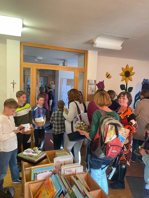 Besucherandrang bei Ausleihe und Tombola