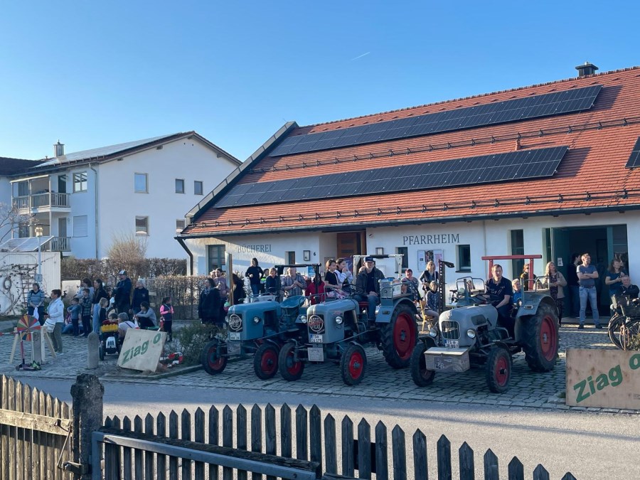 Kinder- und Publikumsmagnet in der Bücherei Altenmarkt: Oldtimer-Bulldog<br/>ausstellung
