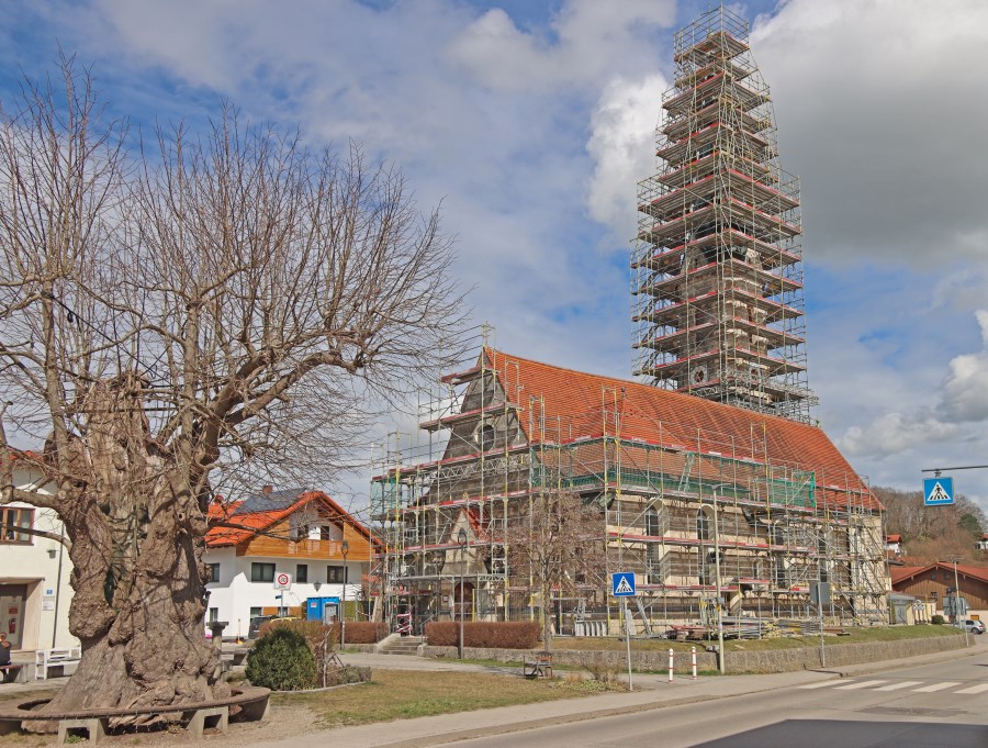 Pfarrkirche Aßling mit Gerüst