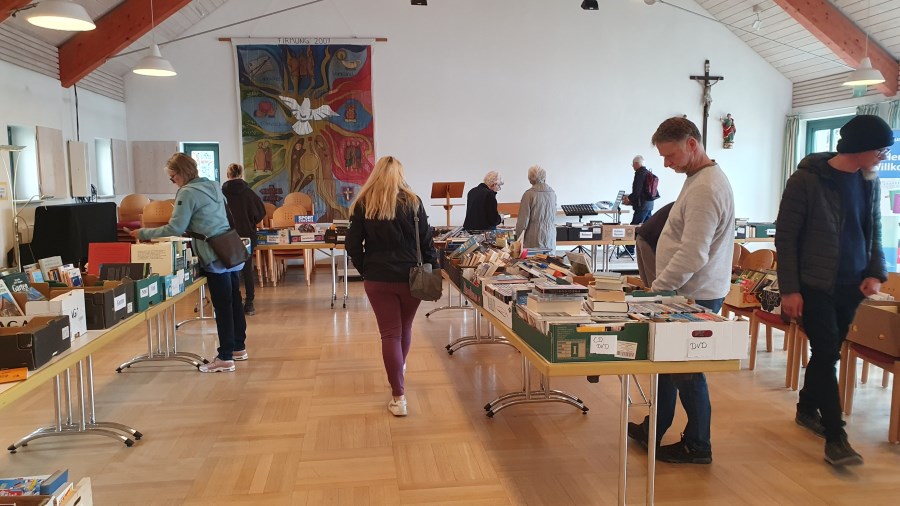 "Altenmarkt blüht auf" - Besucher beim Stöbern am Bücherflohmarkt