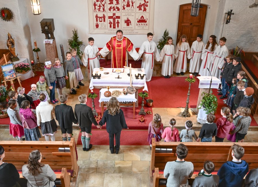 Palmweihe-Weissbach-Kinder im Kreis um den Altar