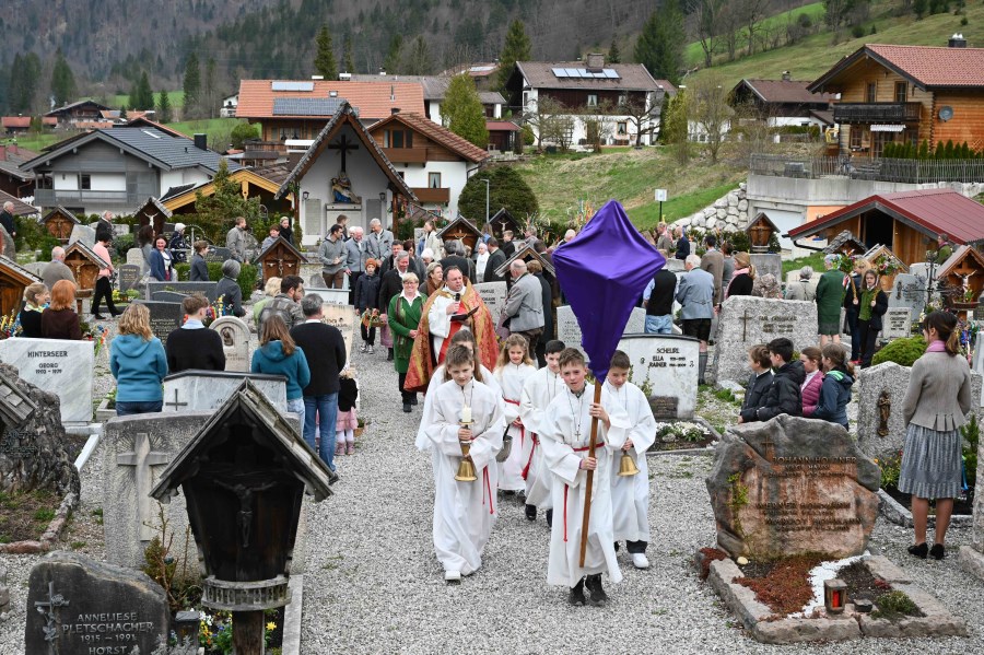 Palmweihe-Weissbach-Zug zur Kirche