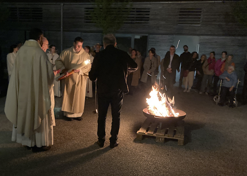 Osternacht-Entzuenden-der-Osterkerze-2025-003-800