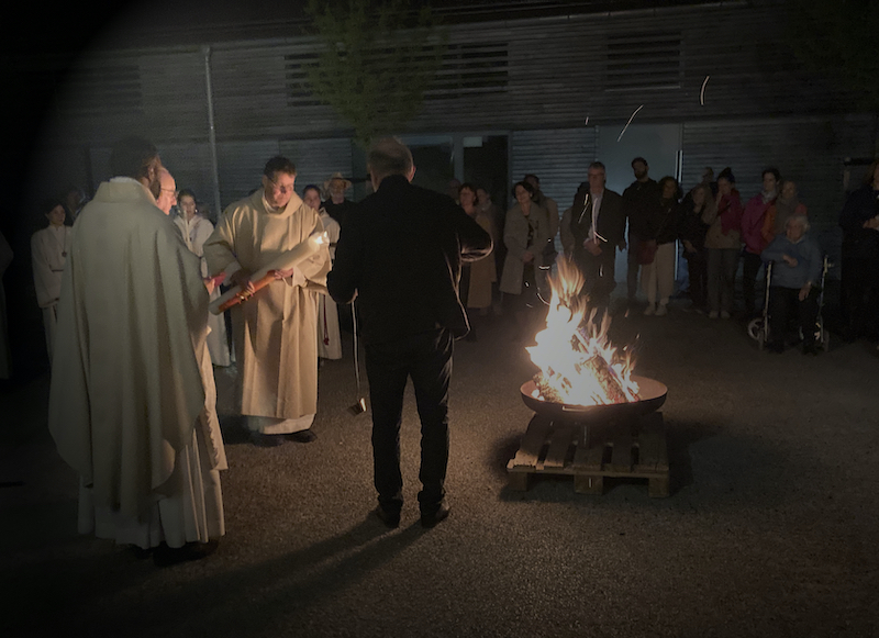 Osternacht-Entzuenden-der-Osterkerze-2025-004-800