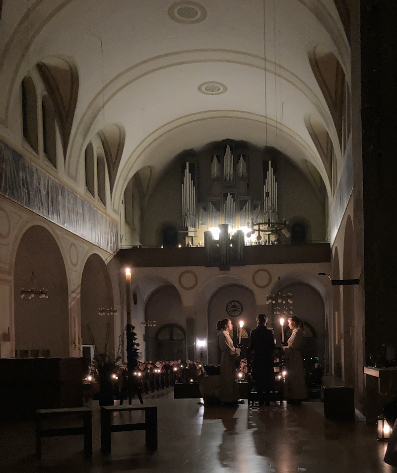 Osternacht-in-der-dunklen-Kirche-2-2025-008-800