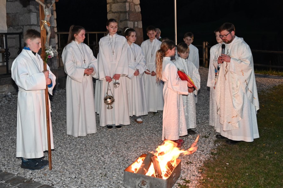 Osternacht Weissbach Weihe Osterfeuer