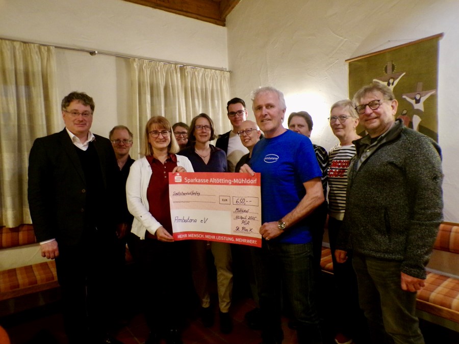 Scheckübergabe des Reinerlöses vom Fastenessen in St. Pius X. - Mühldorf/Nord