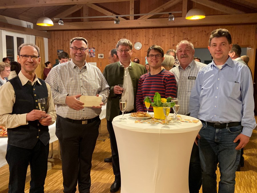 Gruppenbild der Anwesenden Kirchenverwaltung, Gemeindereferent Alexander Weidinger und der ausgeschiedene Kirchenpfleger Jürgen Cotte-Schönberger