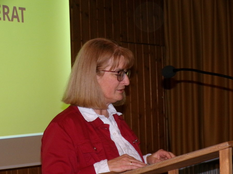 Pfarrversammlung: Begrüßung durch die Pfarrgemeinderatsvorsitzende Ingrid Leiß-Maier