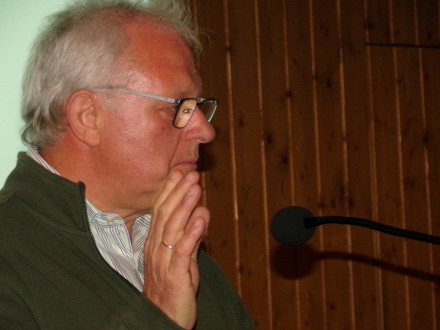 Pfarrversammlung: Wortmeldungen durch die Teilnehmenden Pfarrmitglieder, z.B. Peter Deml