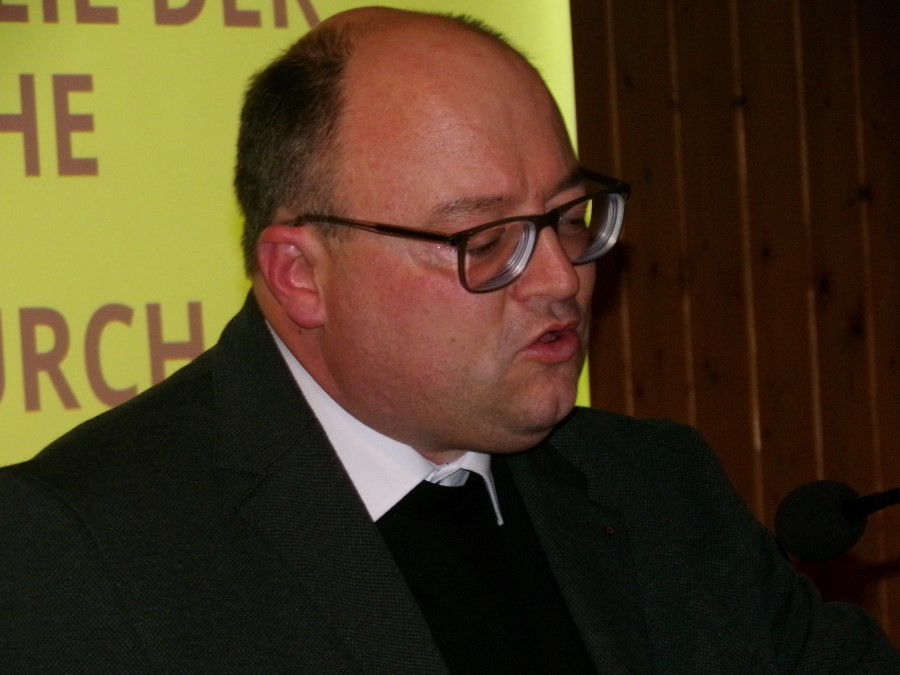 Pfarrversammlung: Herr Dekan Pfarr Klaus Vogl von der Stadtkirche Mühldorf am Inn stand Rede und Antwort