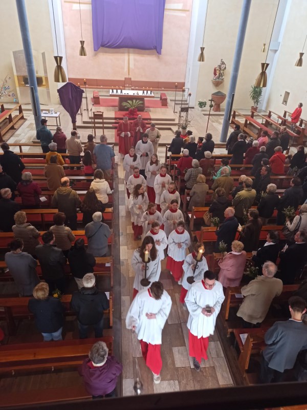 Palmsonntag in St. Pius X.: Auszug der Messdiener und Zelebranten aus der Pfarrkirche