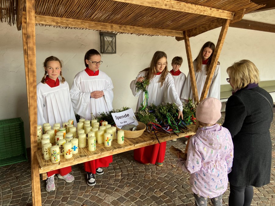 Palmsonntag in St. Pius X.: Abgabe von Kerzen und selbstgebundenen Palmbuschen gegen eine Spende.