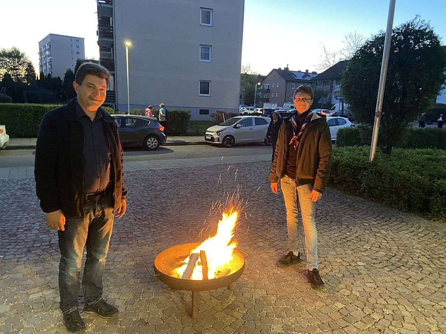 Osterfeuer vor der Pfarrkirche St. Pius X. - Mühldorf/Nord