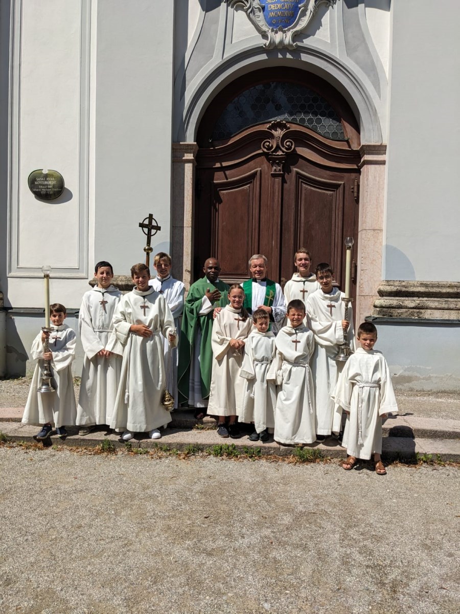 photo servants d'autel