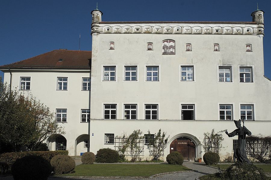 Frontalansicht Pfarrhof von St. Nikolaus Mühldorf am Inn