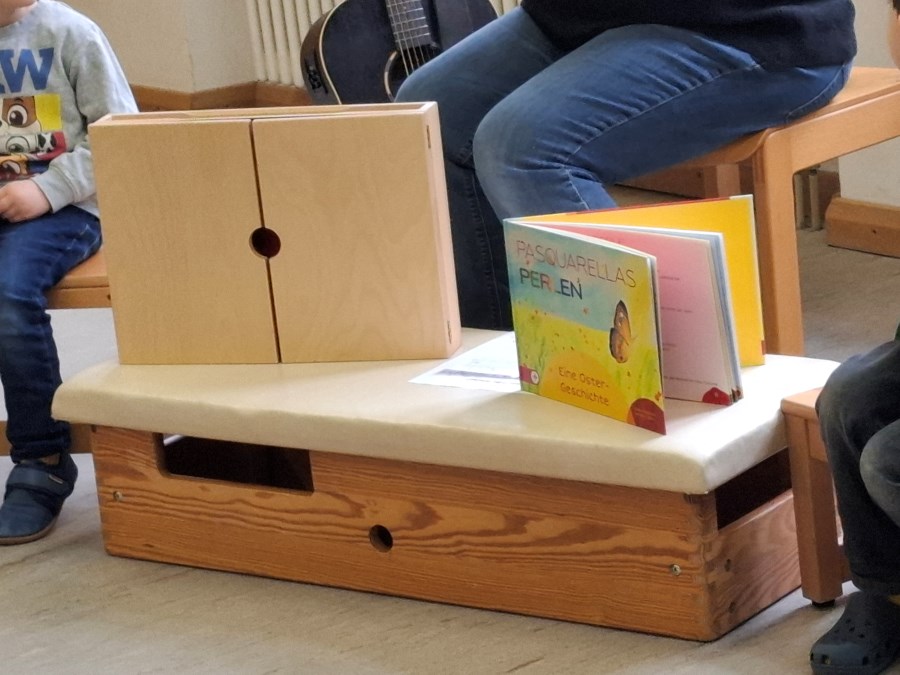 Mit dem Kamishibai erzählt die Raupe Pasquarella Geschichten von ihrem Freund Jesus.