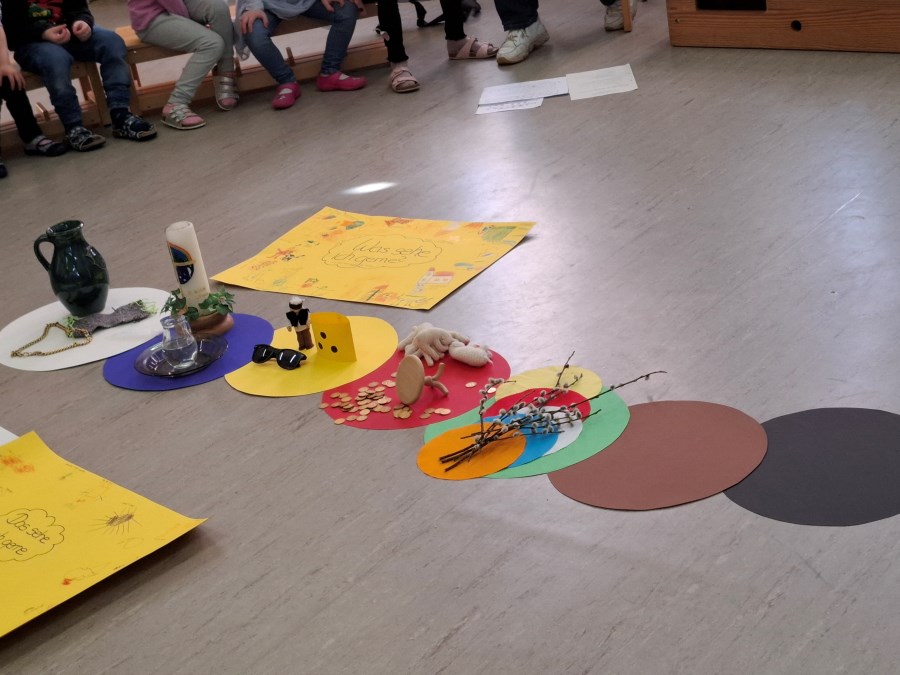 Eine neue Geschichtenperle kommt am Bodenbild hinzu.