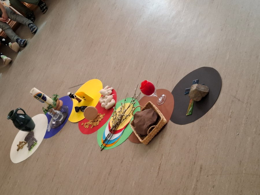 Die braune Brotperle erzählt vom letzten Abendmahl.