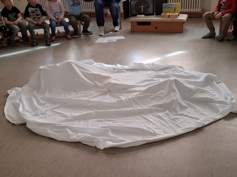 Wenn alle Geschichten erzählt sind und Jesus am Kreuz gestorben ist, verpuppt sich Pasquarella in ihrem Kokon.