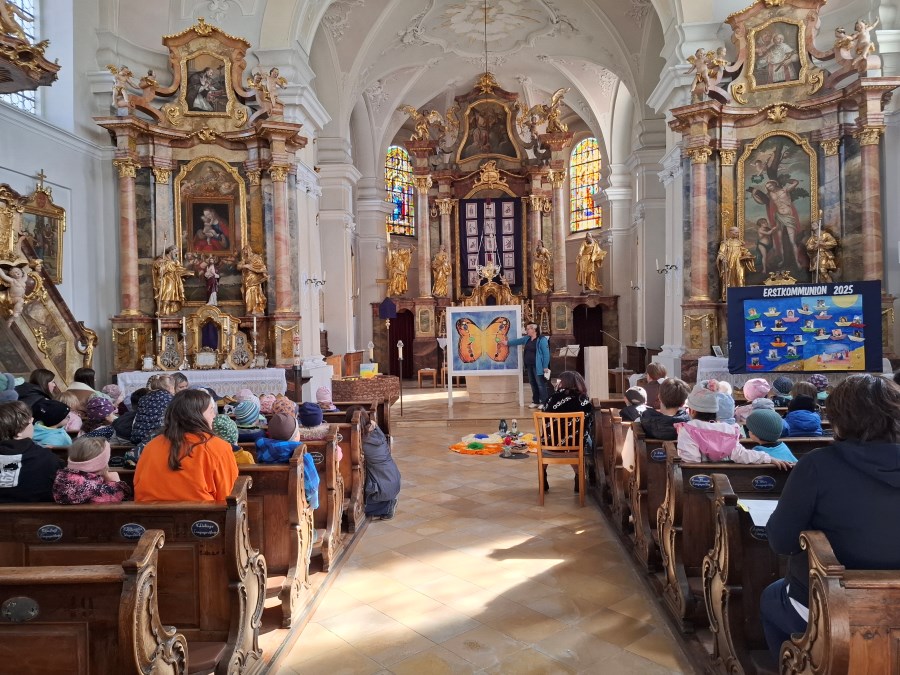 Bei einem Gottesdienst in der Pfarrkirche feiern die Kinderhauskinder die Auferstehung Jesu.