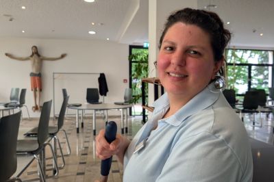 Schirin im Speisesaal des Jugend- und Gästewohnhauses München-Süd