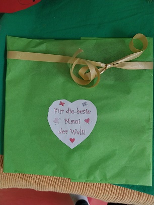 eingepacktes Muttertagsgeschenk
