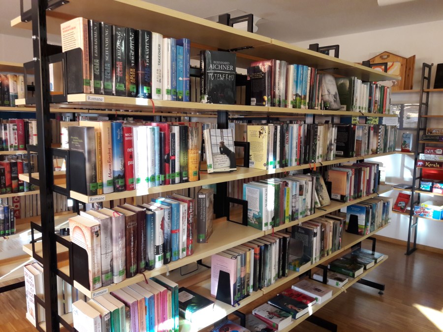 Bücherregal in der Altenmarkter Bücherei St. Margareta