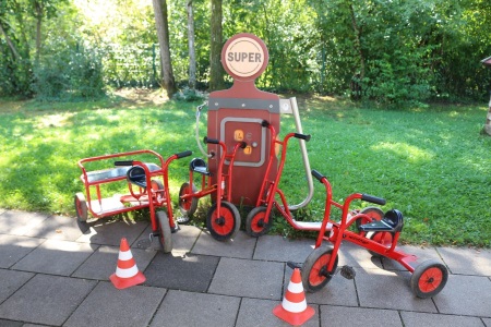 Tankstelle und Fahrzeuge