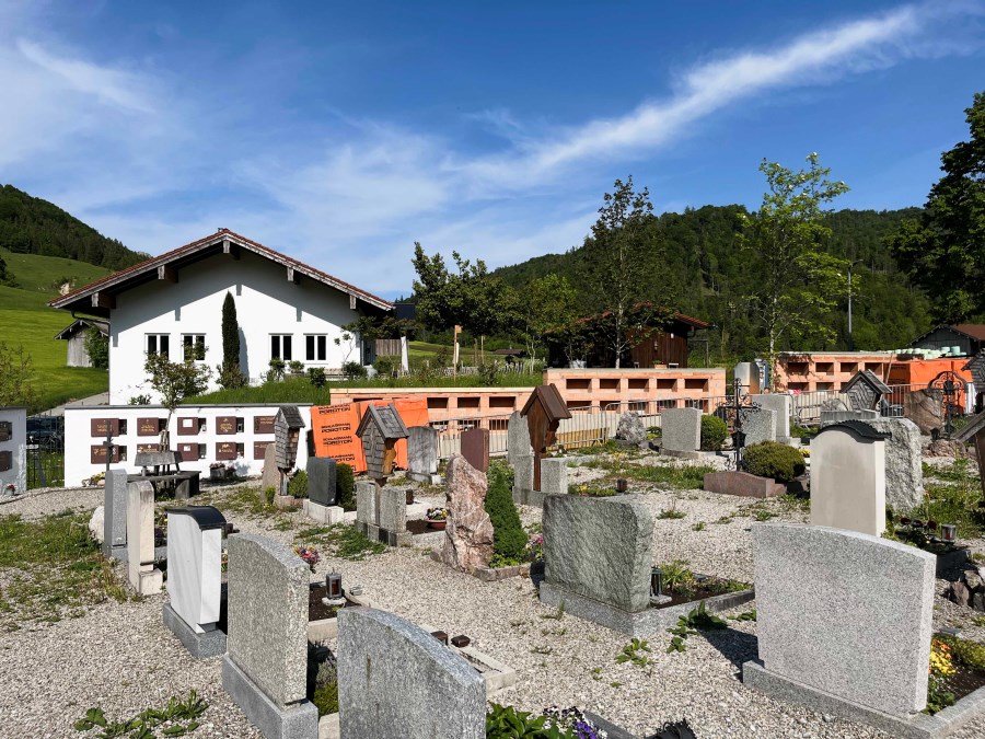 Urnenwand_WB_Lage an der Auffahrtsstr