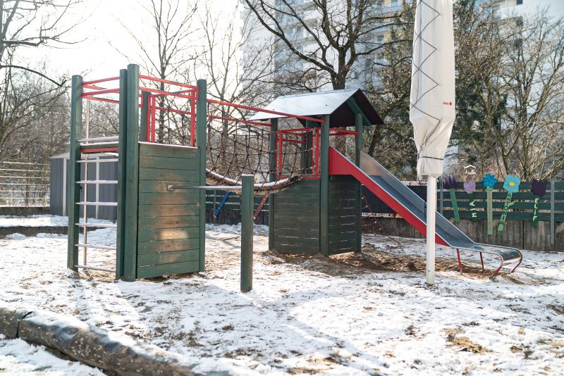 Zwei Klettertürme mit Rutsche und Seilbrücke in der Freispielfläche der Kita St. Lukas