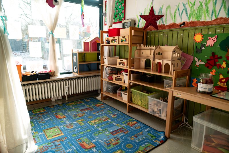 Regal mit verschiedenen Spielzeugen in der Kita St. Lukas