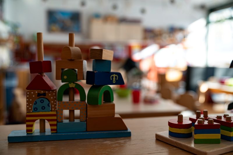 Kunstwerke aus bunten Holzbauklötzen in der Kita St. Lukas