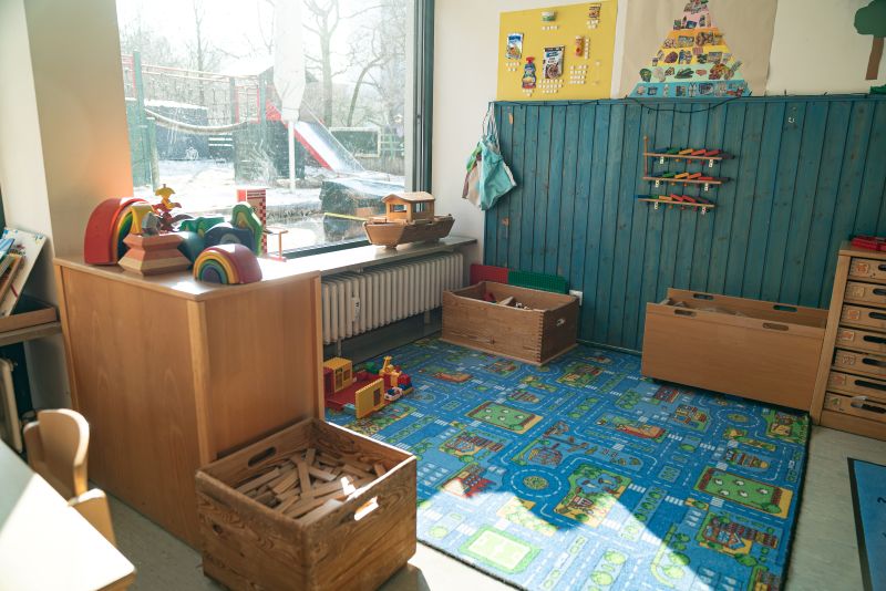 Spielecke mit Straßenteppich und Holzkisten mit Bauklötzen in der Kita St. Lukas