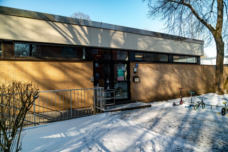 Flacher heller Backsteinbau, Eingang zur Kita St. Markus